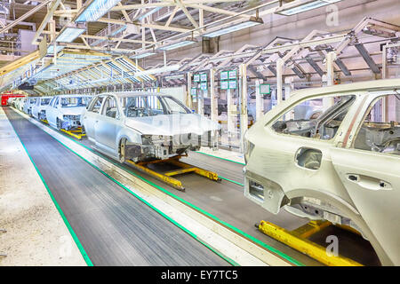 Voitures dans une rangée à l'usine de voiture Banque D'Images