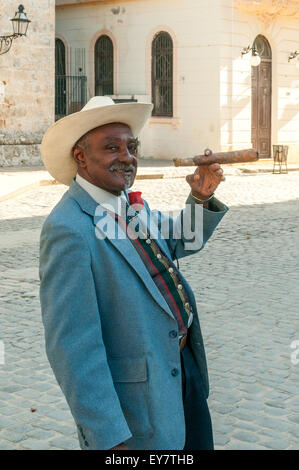 Fumeur de cigare cubain sur la Plaza de la Catedral, La Havane, Cuba Banque D'Images