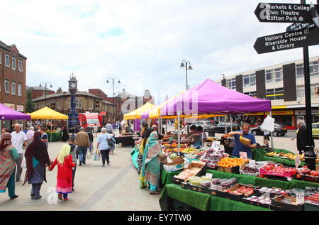 Jour de marché à Effingham Street Market en centre-ville de Rotherham Sheffield, South Yorkshire, Angleterre, Royaume-Uni Banque D'Images