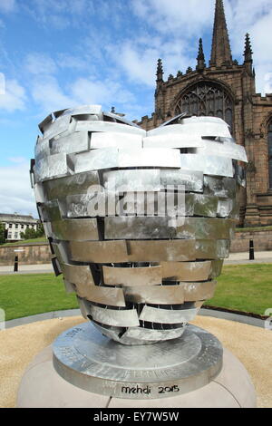 'Coeur d'acier sur l'acier sculpture dans les jardins à l'extérieur de Rotherham Minster Minster, centre-ville de Rotherham, Yorkshire Angleterre UK Banque D'Images