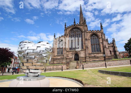 'Coeur d'acier sur l'acier sculpture dans les jardins à l'extérieur de Rotherham Minster Minster, centre-ville de Rotherham, Yorkshire Angleterre UK Banque D'Images