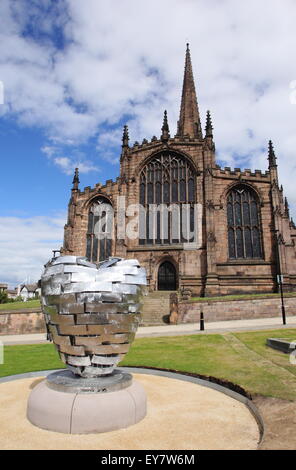 'Coeur d'acier sur l'acier sculpture dans les jardins à l'extérieur de Rotherham Minster Minster, centre-ville de Rotherham, Yorkshire Angleterre UK Banque D'Images