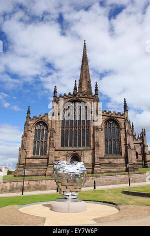 'Coeur d'acier sur l'acier sculpture dans les jardins à l'extérieur de Rotherham Minster Minster, centre-ville de Rotherham, Yorkshire Angleterre UK Banque D'Images