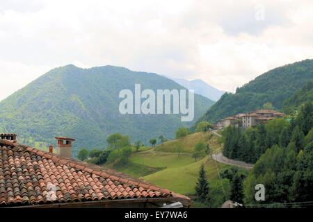 Vue sur le petit village de Costa di Gargnano dans les montagnes du lac de Garde en Italie du nord Banque D'Images