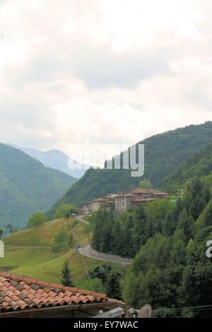 Vue sur le petit village de Costa di Gargnano dans les montagnes du lac de Garde en Italie du nord Banque D'Images