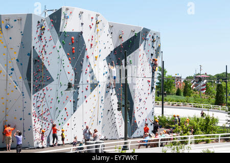 Les enfants à l'aide d'un mur d'escalade dans la région de Maggie Daley Park, dans le nord-est de Grant Park de Chicago. Banque D'Images