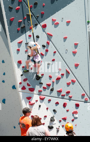 Jeune fille à l'aide d'un mur d'escalade dans la région de Maggie Daley Park, dans le nord-est de Grant Park de Chicago. Banque D'Images