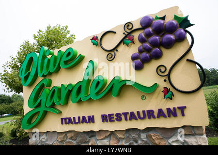 Un logo affiche à l'extérieur d'une Olive Garden restaurant location à Easton, Maryland le 18 juillet 2015. Banque D'Images