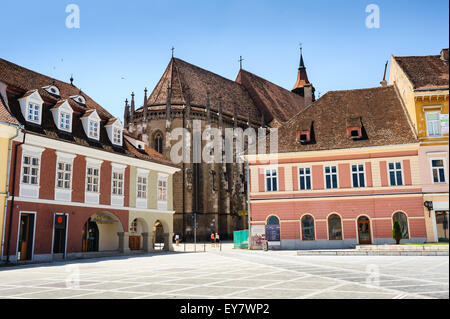 Brasov, Roumanie - 6 juillet 2015 : Place du conseil est le centre historique de Brasov, Roumanie. L'église noire peut être vu à l'arrière-plan. Banque D'Images