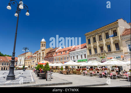 Brasov, en Transylvanie, Roumanie, 6e Juillet 2015 : Place du Conseil est centre historique de ville, les gens walkinng et assis à pis Banque D'Images