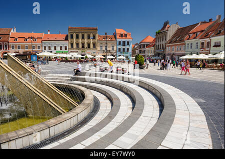 Brasov, en Transylvanie, Roumanie, 6e Juillet 2015 : Place du Conseil est centre historique de ville, les gens walkinng et assis à pis Banque D'Images