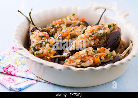 L'Imam Bayildi. Aubergines farcies aux légumes dans une plaque de cuisson pour la nourriture turque. Banque D'Images