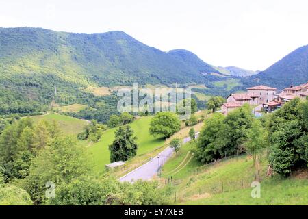 Vue sur le petit village de Costa di Gargnano dans les montagnes du lac de Garde en Italie du nord Banque D'Images