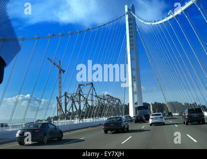 L'autoroute 101 Nouveau Bay Bridge construction avec vieux pont sur le côté San Francisco California USA Banque D'Images