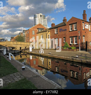 Blocage du quai de Leeds, centre-ville, West Yorkshire, Angleterre, Royaume-Uni (Leeds / Canal de Liverpool) réflexion Banque D'Images