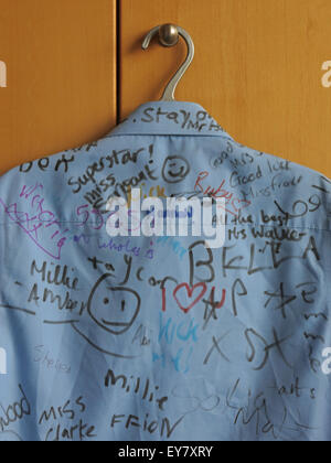 L'École Shirt avec signatures de camarades Banque D'Images