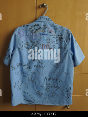 Schools Out - School Leavers shirt, avec les signatures des camarades de classe de départ, un rite de passage en Grande-Bretagne Banque D'Images