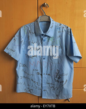 L'École Shirt avec signatures de camarades Banque D'Images