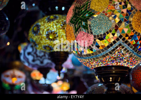 Close up de perles de verre de lampes de style mauresque dans un magasin à Grenade Espagne alcaiceria Banque D'Images