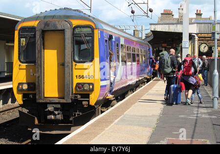 Automotrices diesels à Carnforth. Le DMU est livrée dans le Nord et sur un service passagers de Carlisle à Lancaster. Banque D'Images