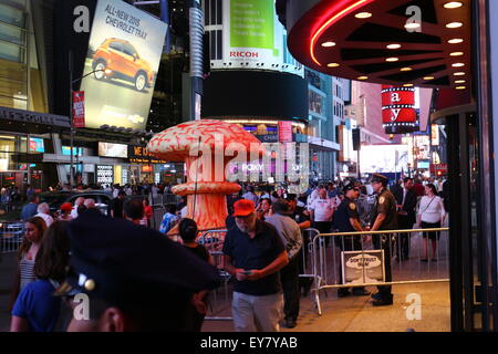 New York, USA. 22 juillet, 2015. Rallye nucléaire à Times Square le 22 juillet 2015. Le rassemblement sur le point de fin, les gens commencent à partir. Crédit : Andrew James/Alamy Live News Banque D'Images