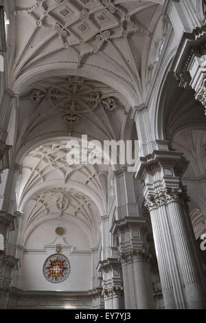 Des colonnes blanches et plafond voûte nervurée avec vitrail de la Cathédrale de Grenade de l'Incarnation Banque D'Images