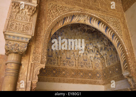 Porte ouvragée avec arabesque et Mocarabe conçoit en Palais de Comares Alhambra Grenade nasride Banque D'Images