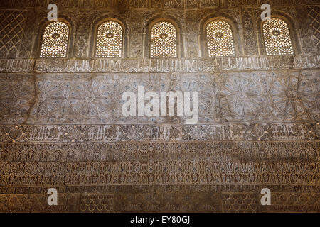 Mur décoré d'arabesques en salle des ambassadeurs dans la Tour de Comares Palais Nasrides Alhambra Granada Banque D'Images