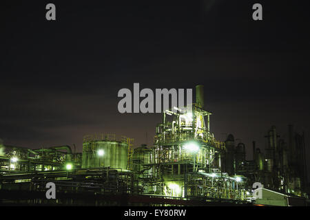 Zone industrielle de nuit à Kawasaki, Japon Banque D'Images