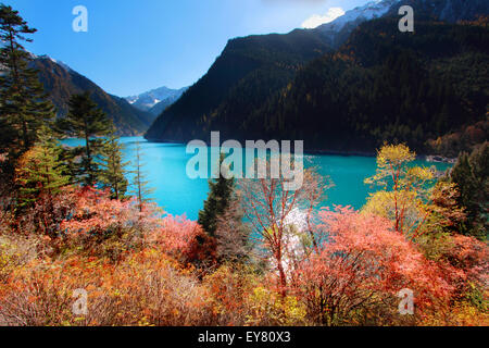 Le Lac Long est le plus haut, plus grand et plus profond lac Jiuzhaigou. Banque D'Images