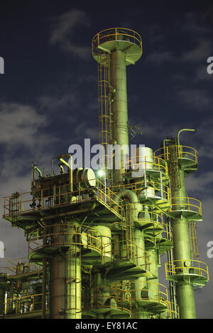 Zone industrielle de nuit à Kawasaki, Japon Banque D'Images