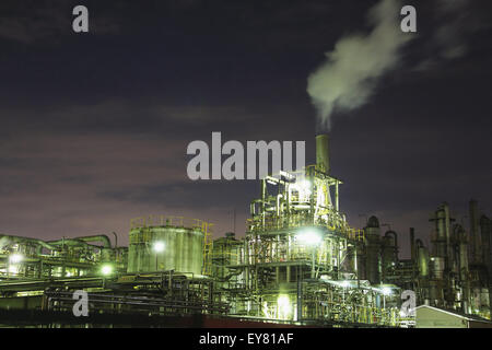 Zone industrielle de nuit à Kawasaki, Japon Banque D'Images