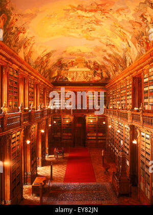 Fresque monumentale sur le plafond de la salle de philosophie dans la bibliothèque de Strahov au monastère de Strahov à Prague Banque D'Images