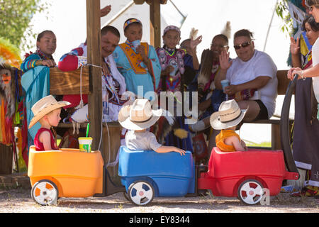 Wyoming, États-Unis. 23 juillet, 2015. Un groupe d'Amérindiens de jeunes cow-boys au Village indien au cours de Cheyenne Frontier Days le 23 juillet 2015 à Cheyenne, Wyoming. Frontier Days célèbre les traditions de l'ouest cowboy avec un rodéo, défilé et juste. Banque D'Images