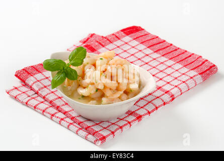 Crevettes avec sauce au beurre citronné aux herbes Banque D'Images