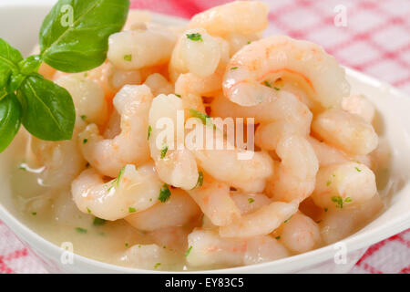 Crevettes avec sauce au beurre citronné aux herbes Banque D'Images