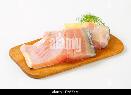 Les filets de carpes on cutting board Banque D'Images