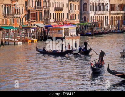 Gondoles sur le Grand Canal à Venise au coucher du soleil Banque D'Images