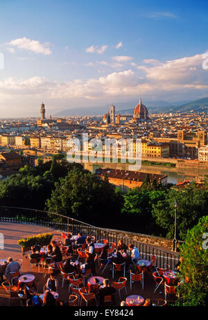 Personnes et des tables à café en plein air au (Plaza) Piazzale Michelangelo au-dessus de l'Arno et Florence près de Sunset Banque D'Images