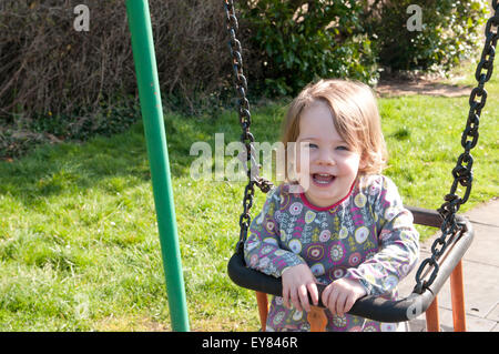 Happy little girl in a swing Banque D'Images