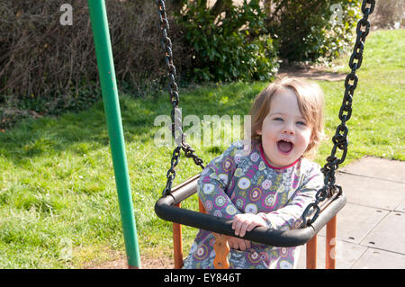 Happy little girl in a swing Banque D'Images