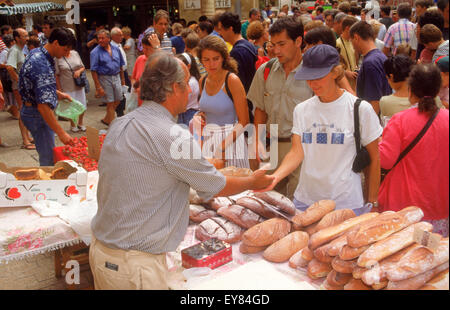Les marchés en plein air et des restaurants sur place de la liberté à la vieille ville de Sarlat en Dordogne France Banque D'Images