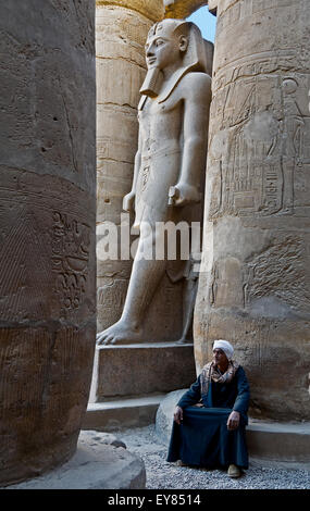 Louxor, Egypte. Temple de Louxor : une statue géante du pharaon Ramsès II (1303-1212 av. J.-C) dans la cour. Banque D'Images