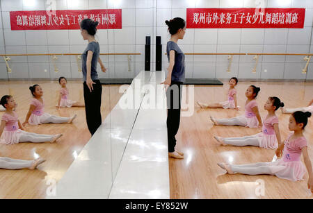 Zhengzhou, Chine, province de Henan. 24 juillet, 2015. Les enfants des travailleurs migrants de participer à une classe de danse à Zhengzhou, capitale de la province du Henan en Chine centrale, le 24 juillet 2015. Une classe de formation de danse organisé par des bénévoles a eu lieu ici pour les enfants des travailleurs migrants au cours de cette vacances d'été. © Li Un/Xinhua/Alamy Live News Banque D'Images