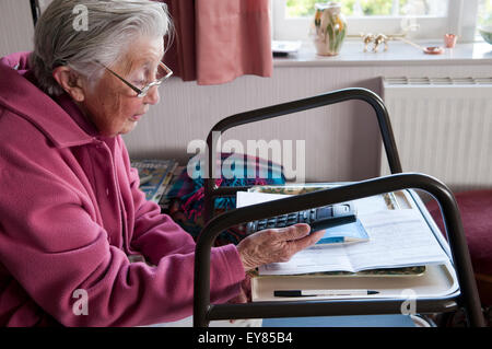 Close up d'une femme âgée à l'aide d'un téléphone avec un grand nombre Banque D'Images
