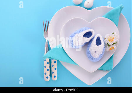 Son une douche de bébé thème bleu garçon place table avec plaques en forme de coeur sur fond bleu du tableau. Banque D'Images