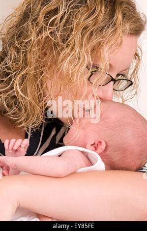 Close-up d'embrasser maman bébé nouveau-né Banque D'Images