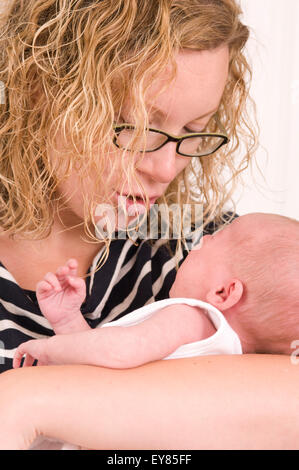 Maman de câliner son bébé nouveau-né Banque D'Images