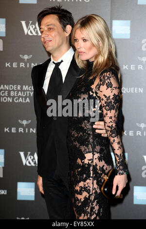 Jamie Hince et Kate Moss arrivant pour l'Alexander McQueen : Savage Beauty Fashion Gala au V&A, Londres. 12/03/2015 Banque D'Images