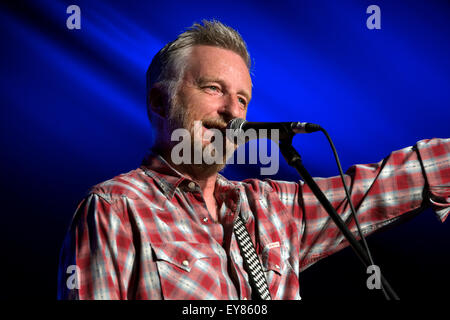 Warwick, Warwickshire, Royaume-Uni. 23 juillet, 2015. Titre Billy Bragg joue sur la loi sur la soirée d'ouverture de l'hôtel Warwick Folk Festival. Le festival se déroule sur quatre jours fin sur le dimanche 26 juillet. Crédit : Colin Underhill/Alamy Live News Banque D'Images